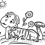 Marzący chłopiec na polanie