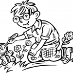 Chłopiec szuka motyla przez szkło...