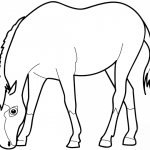 Koń jedzący trawę