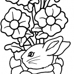 Królik trzymający dużo kwiatów