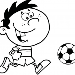 Chłopiec piłkarz z piłką